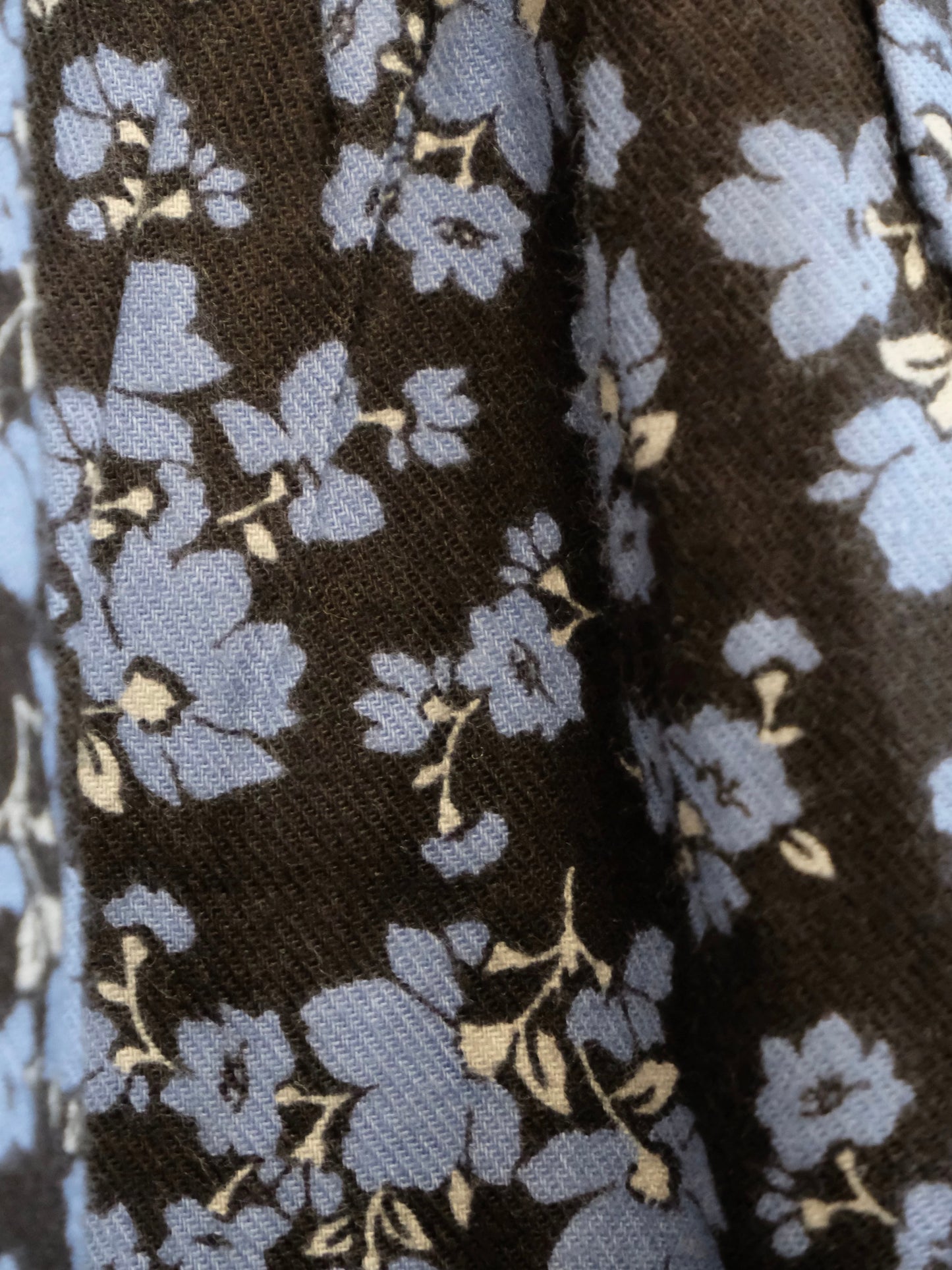 Krysta:儚げな森ガール。レトロな小花柄ロングスカート🌿