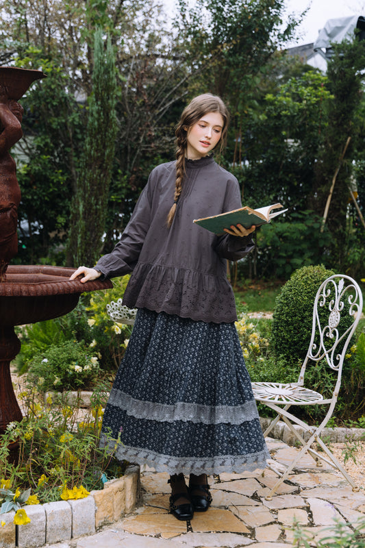 Krysta:夜の静寂に咲く、カットワークレースのコットンブラウス