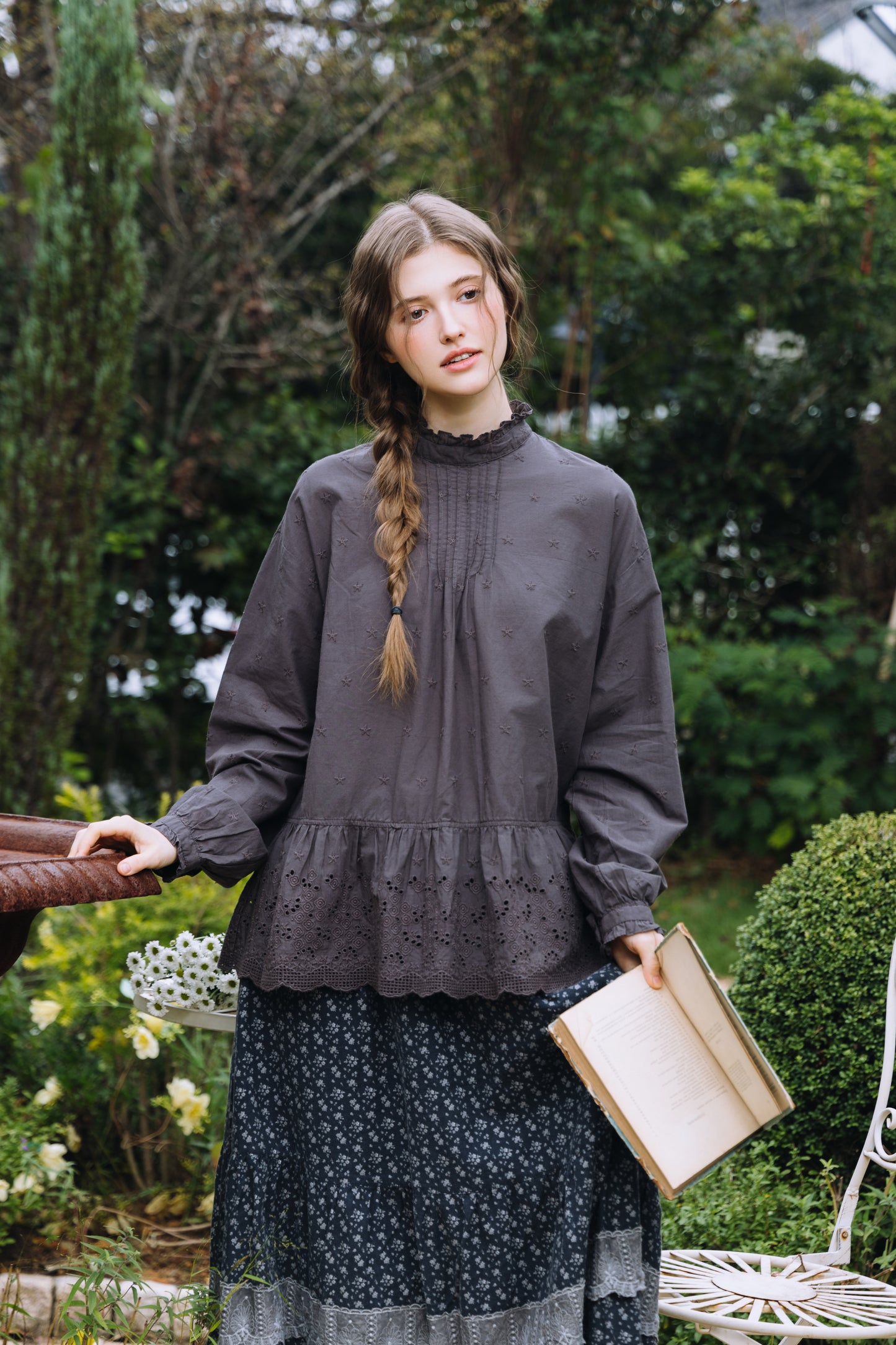 Krysta:夜の静寂に咲く、カットワークレースのコットンブラウス