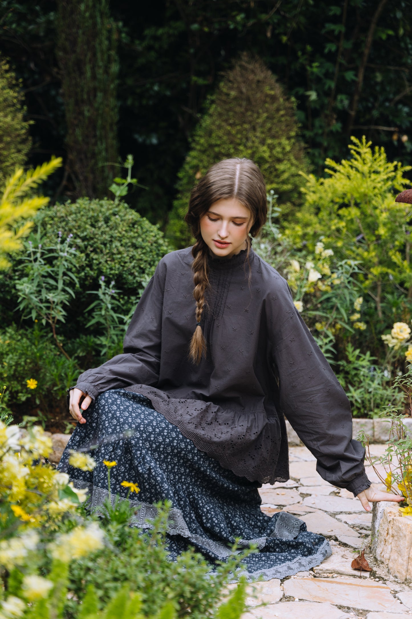 Krysta：夜の静寂に咲く、カットワークレースのコットンブラウス