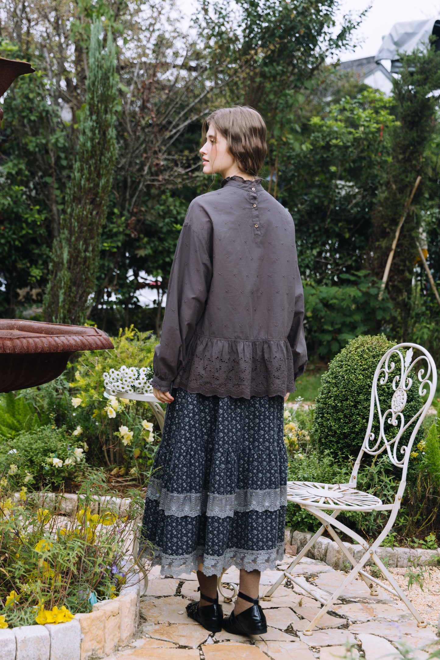 Krysta：夜の静寂に咲く、カットワークレースのコットンブラウス