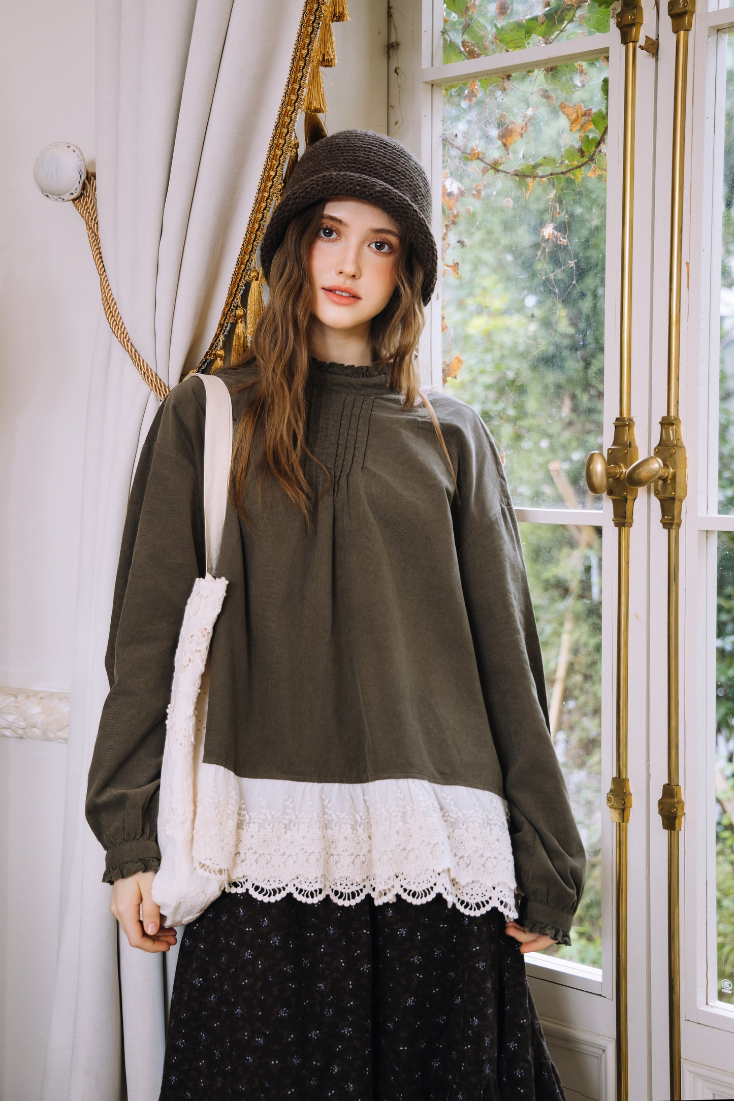 Krysta：アンティークの記憶を纏う、コットンブラウス。