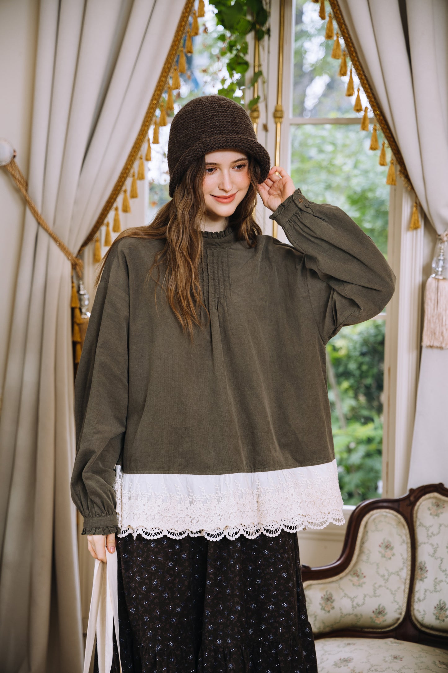 Krysta：アンティークの記憶を纏う、コットンブラウス。