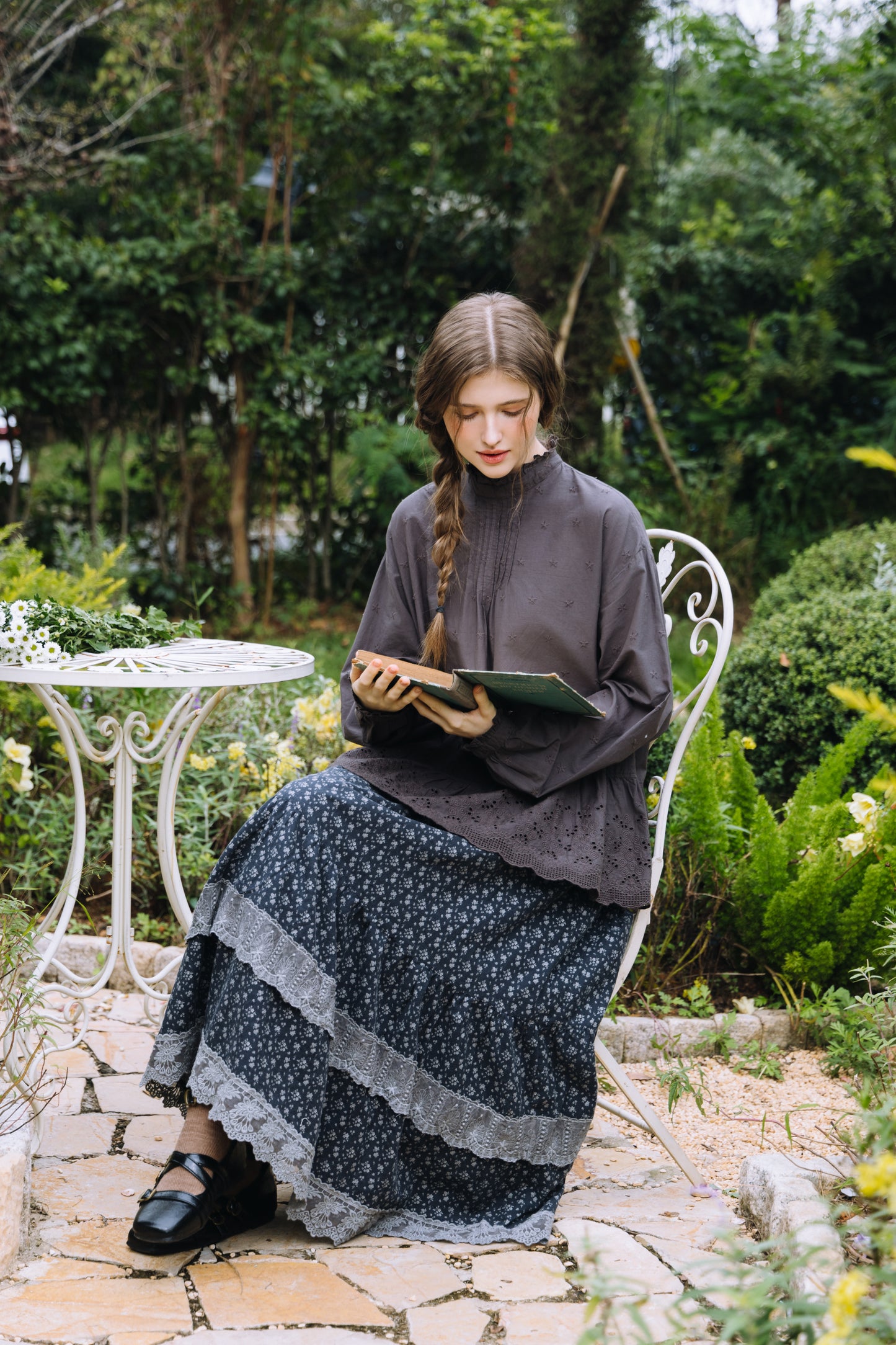 Krysta：夜の静寂に咲く、カットワークレースのコットンブラウス