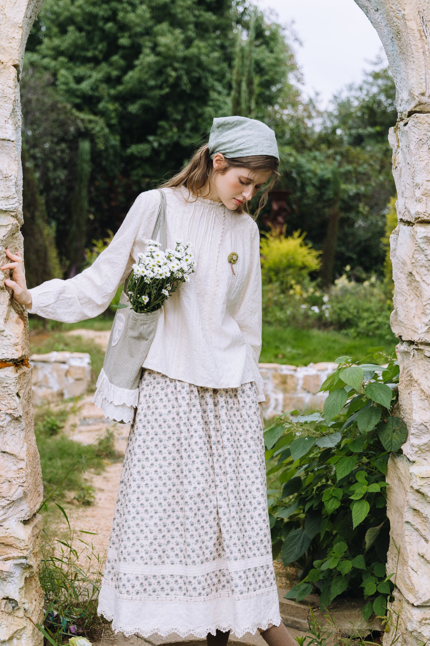 Krysta：木漏れ日を纏う、アンティークレースのブラウス