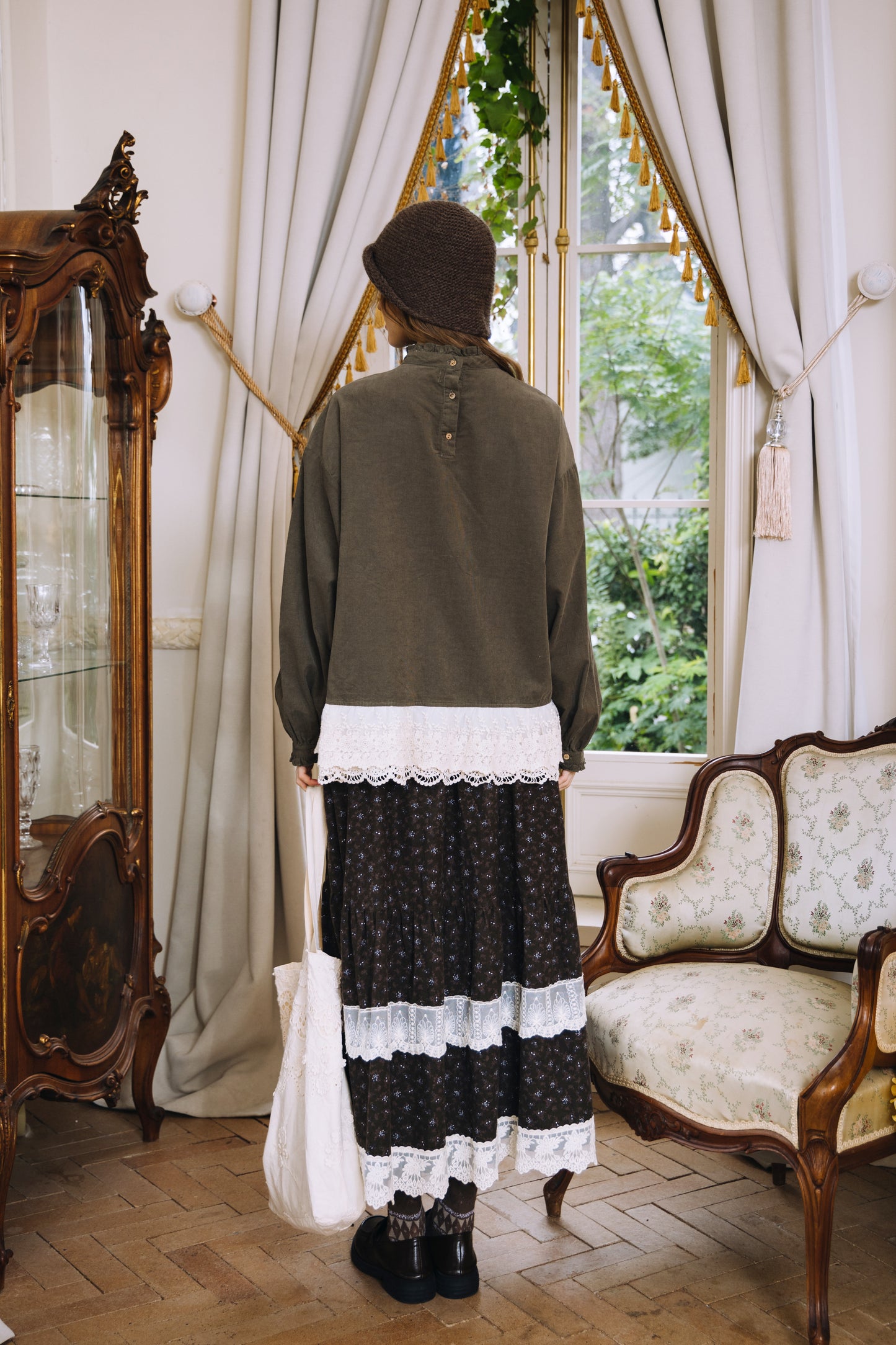 Krysta：アンティークの記憶を纏う、コットンブラウス。