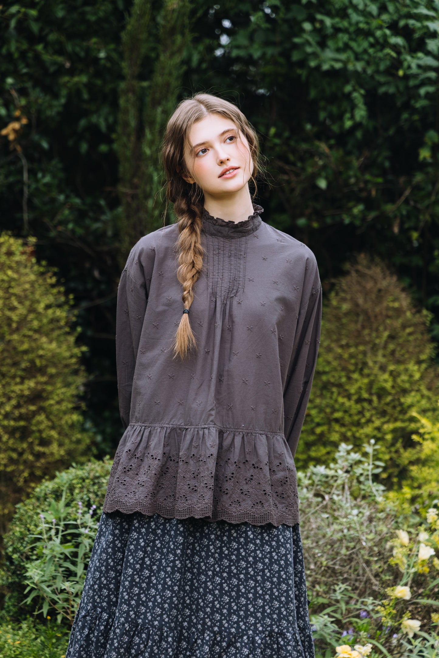 Krysta：夜の静寂に咲く、カットワークレースのコットンブラウス