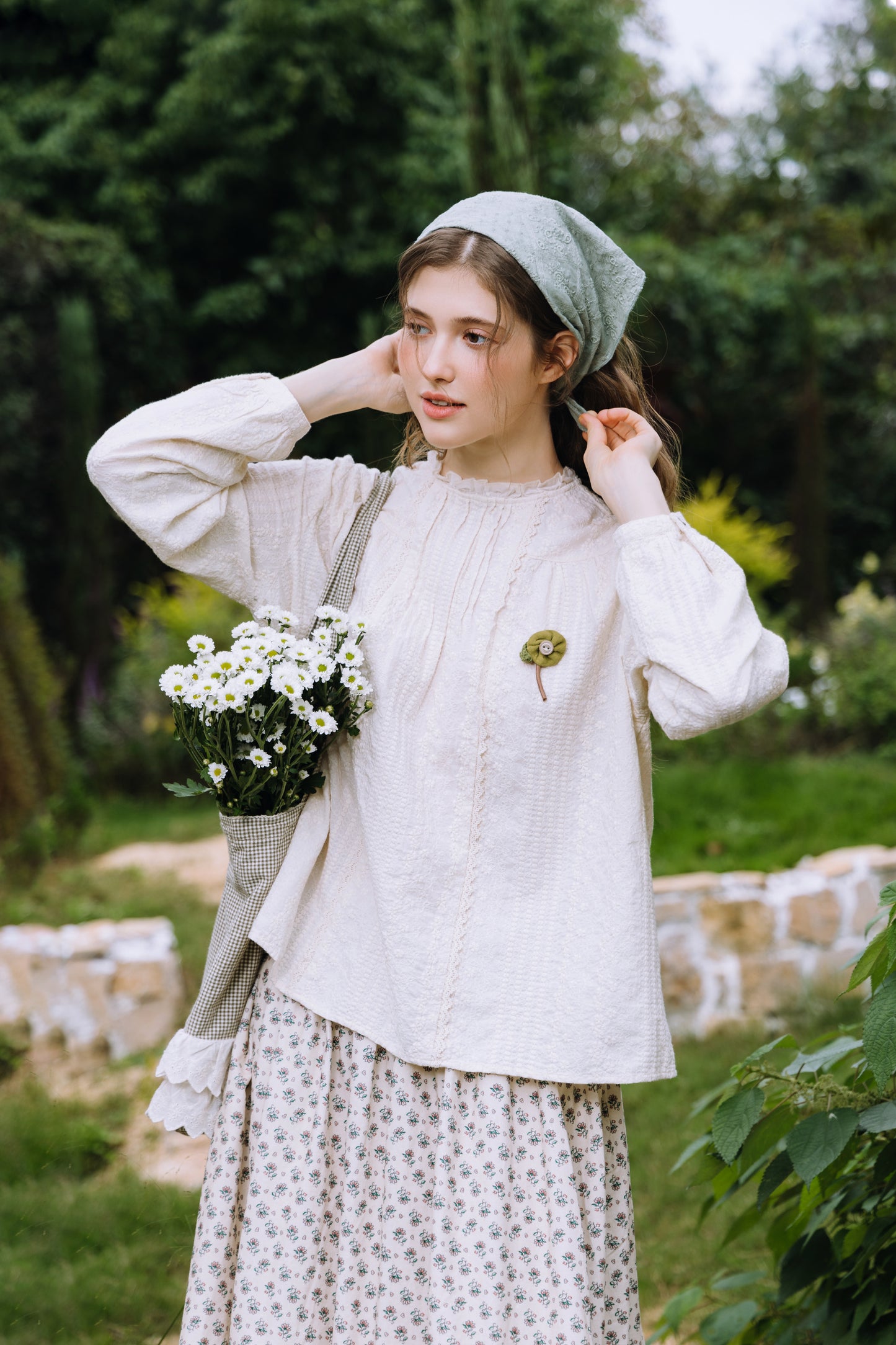 Krysta：木漏れ日を纏う、アンティークレースのブラウス