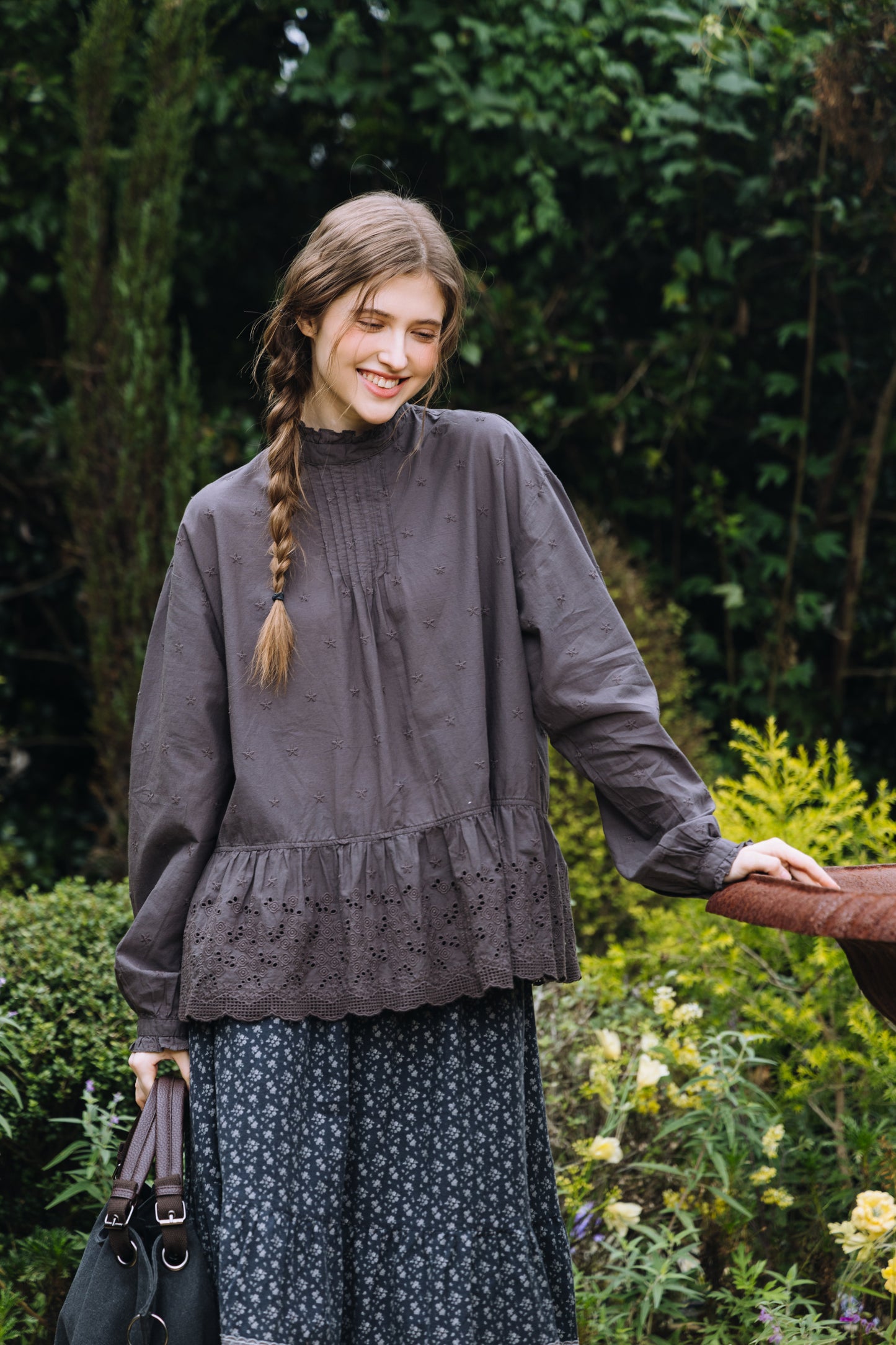 Krysta：夜の静寂に咲く、カットワークレースのコットンブラウス