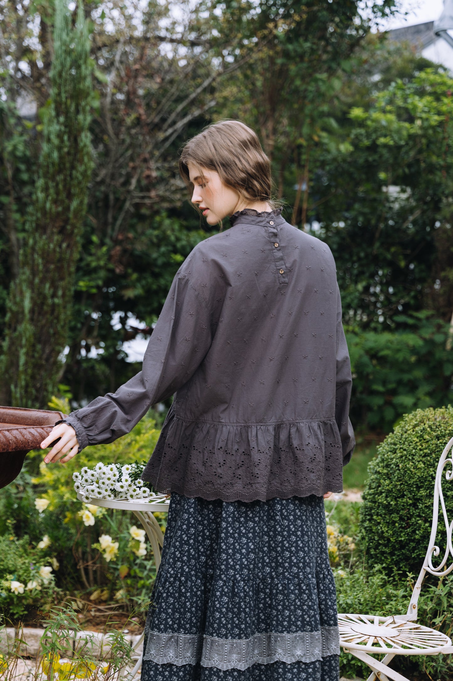 Krysta：夜の静寂に咲く、カットワークレースのコットンブラウス