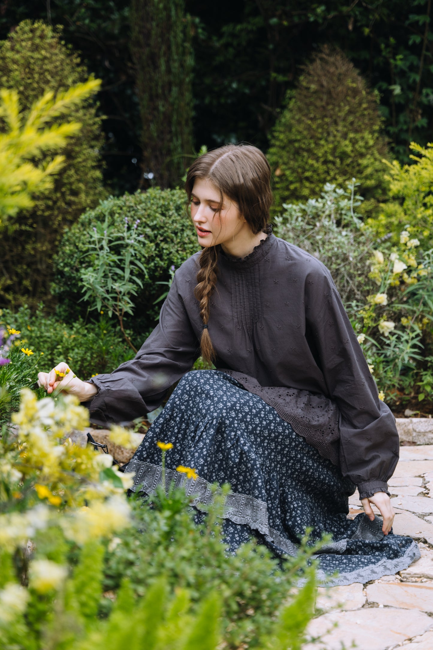 Krysta：夜の静寂に咲く、カットワークレースのコットンブラウス