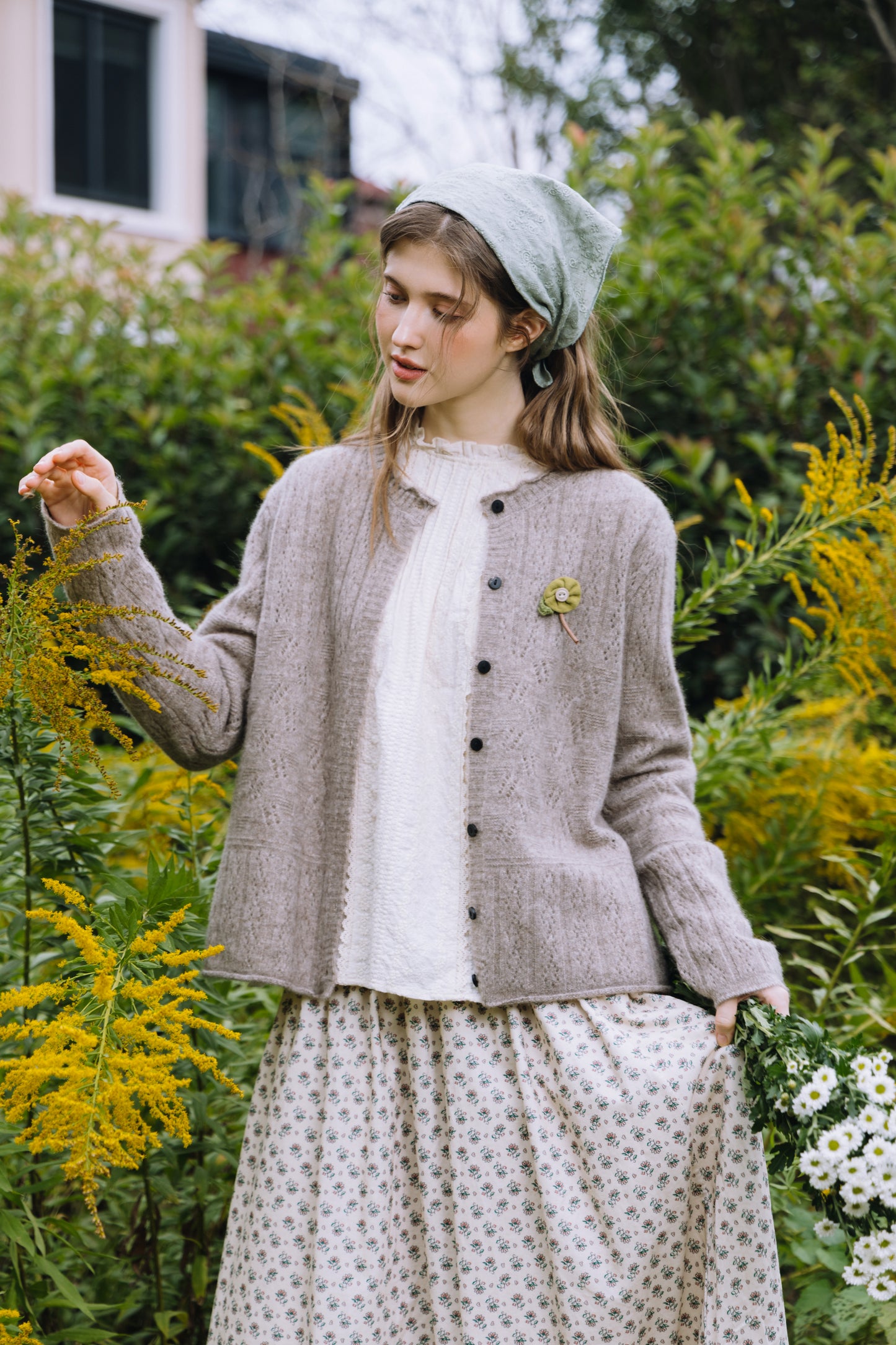 Krysta：木漏れ日を纏う、アンティークレースのブラウス