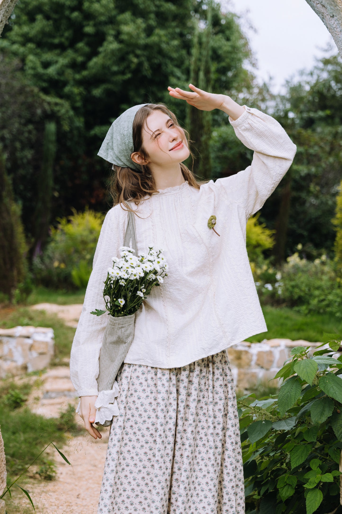 Krysta：木漏れ日を纏う、アンティークレースのブラウス