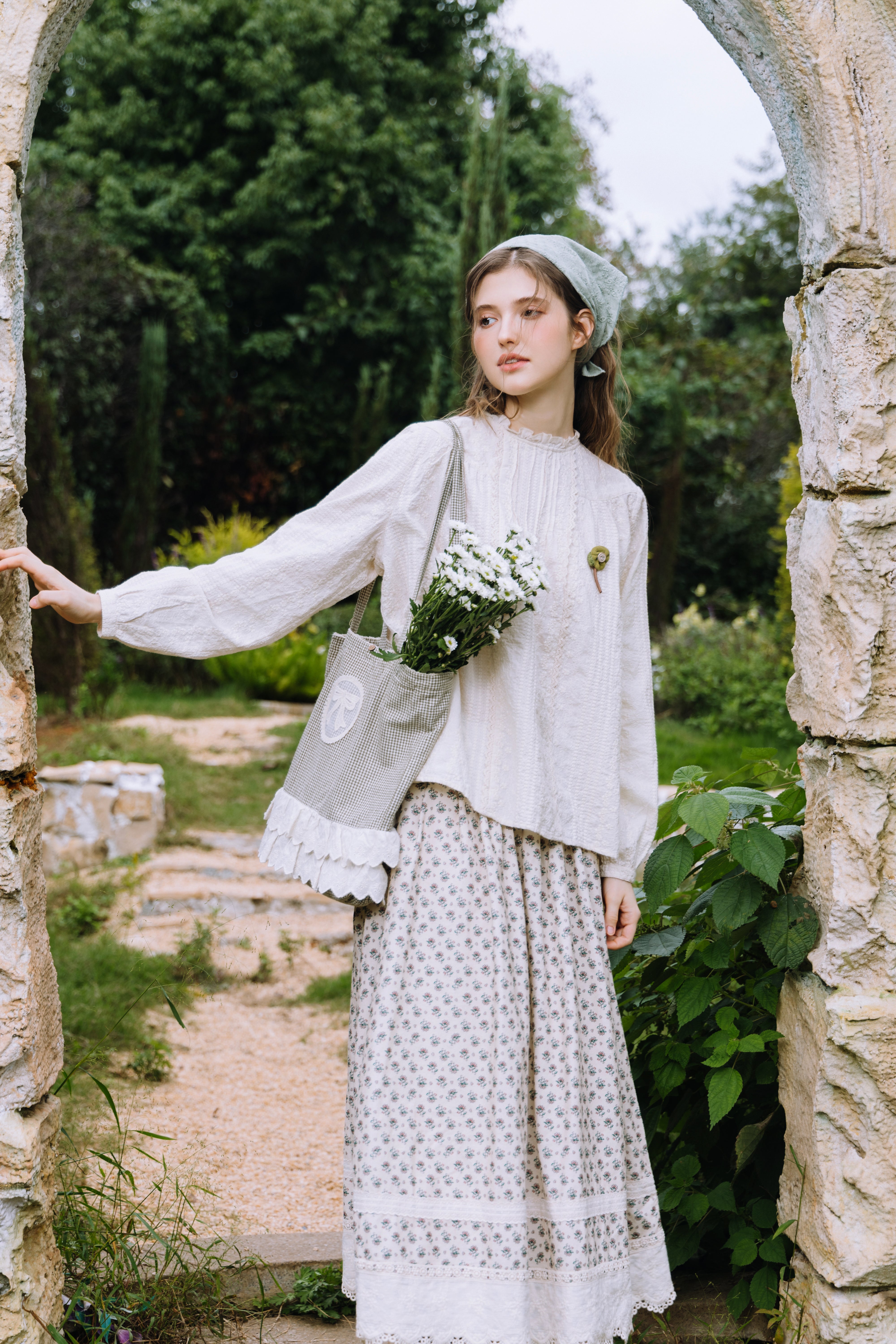 美品✨アンティークレースのブラウス　オートクチュール　コットン100% Krysta：木漏れ日を纏う、アンティークレースのブラウス – KRYSTA.