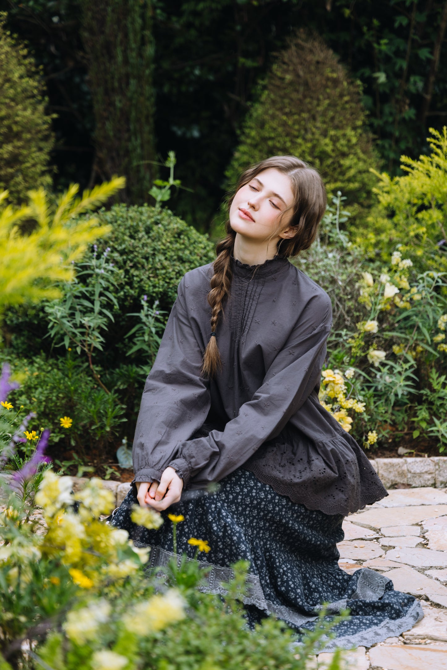 Krysta：夜の静寂に咲く、カットワークレースのコットンブラウス