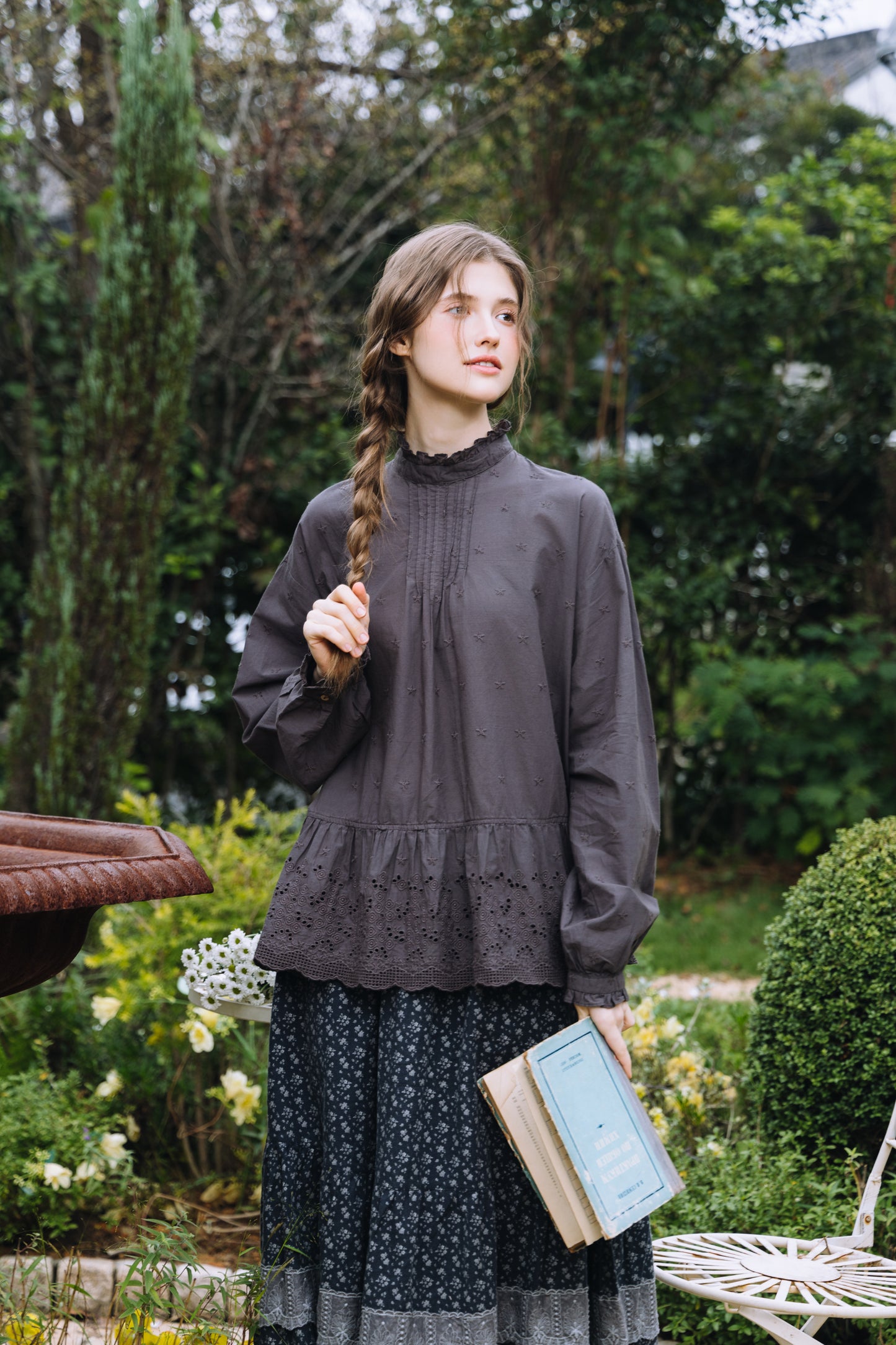 Krysta：夜の静寂に咲く、カットワークレースのコットンブラウス