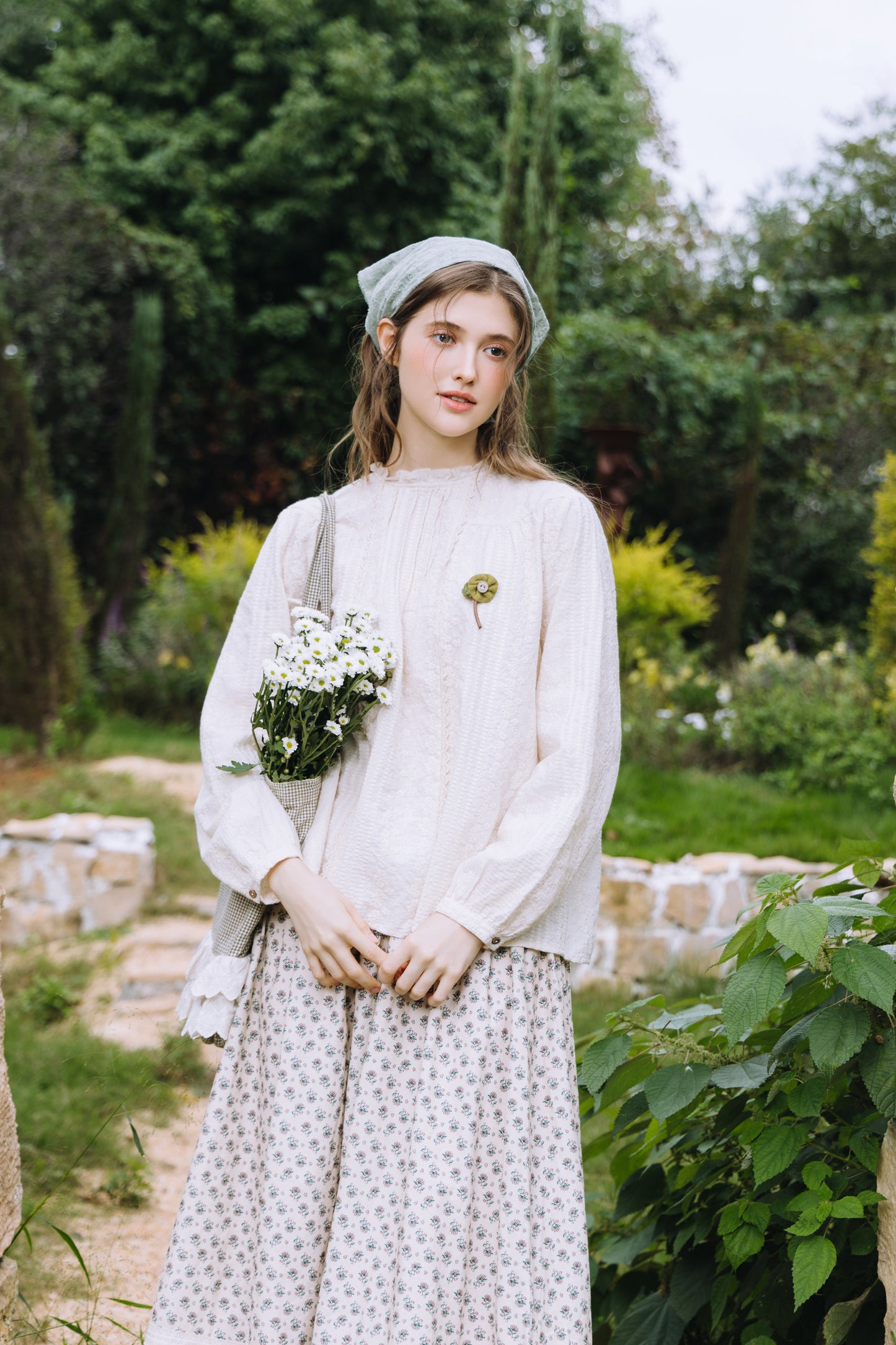 Krysta：木漏れ日を纏う、アンティークレースのブラウス