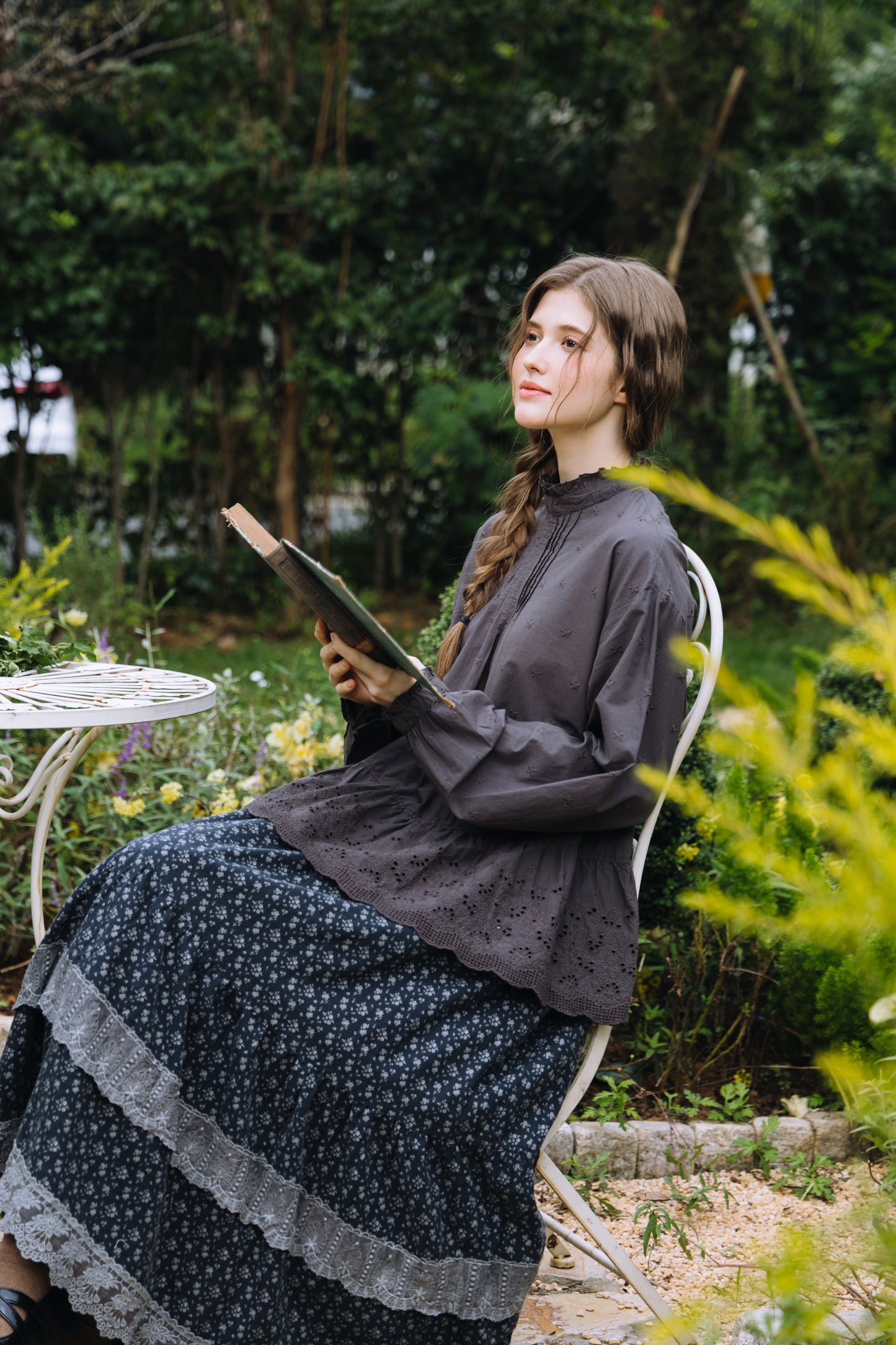 Krysta：夜の静寂に咲く、カットワークレースのコットンブラウス